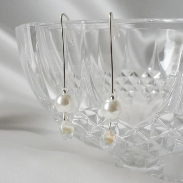boucles d'oreilles de mariée argentées perles nacrée et goutte de verre irisée