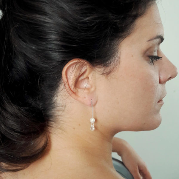 boucles d'oreilles de mariée argentées perles nacrée et goutte de verre irisée