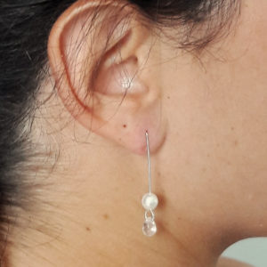 boucles d'oreilles de mariée argentées perles nacrée et goutte de verre irisée