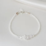 bracelet de mariée intemporel perles de rocailles et perles à facettes irisées