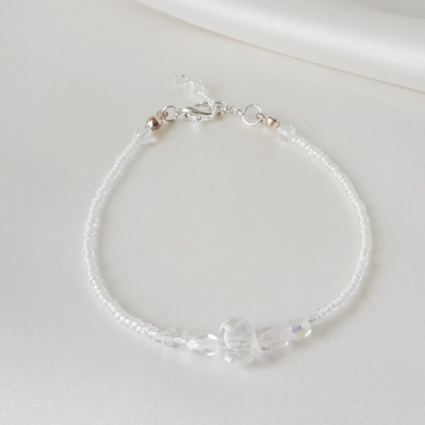 bracelet de mariée intemporel perles de rocailles et perles à facettes irisées