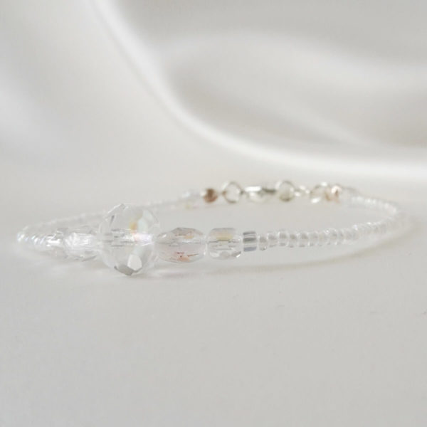 bracelet de mariée intemporel perles de rocailles et perles à facettes irisées