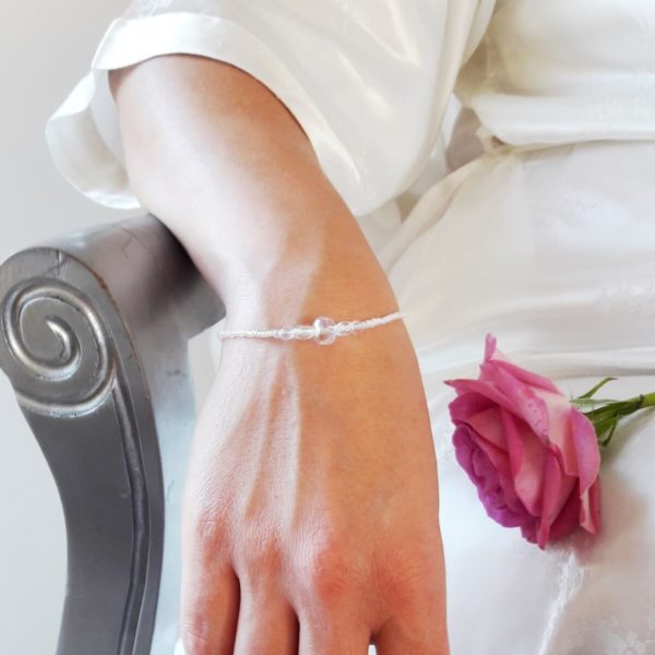 bracelet de mariée intemporel perles de rocailles et perles à facettes irisées