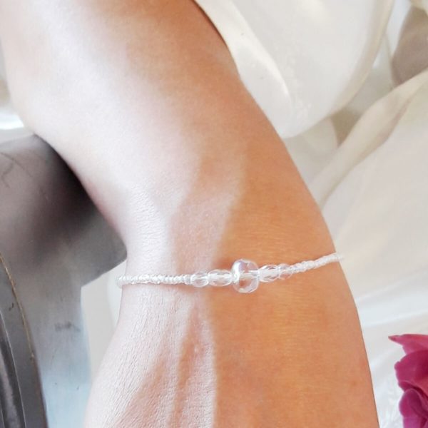 bracelet de mariée intemporel perles de rocailles et perles à facettes irisées