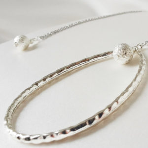 collier de dos chaine inox, perles argentées et goutte martelée