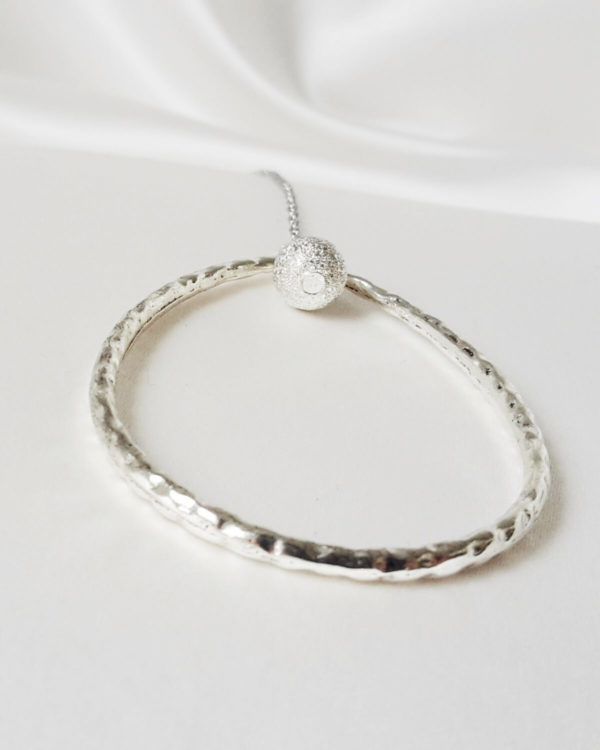 collier-dos-mariée-décolleté-goutte collier de dos chaine inox, perles argentées et goutte martelée