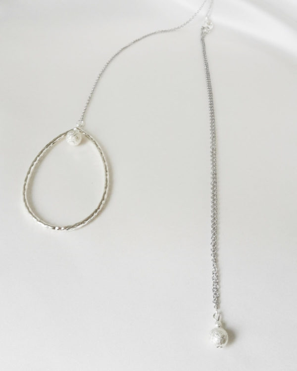 collier-dos-mariée-décolleté-goutte collier de dos chaine inox, perles argentées et goutte martelée