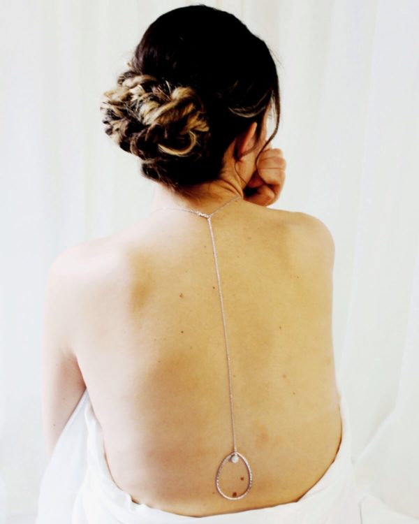 collier-dos-mariée-décolleté-goutte collier de dos chaine inox, perles argentées et goutte martelée