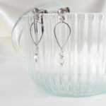 boucles d'oreilles de mariée goutte argentée, perles à facettes et puce d'oreille ronde