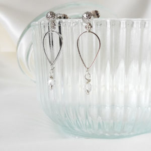 boucles d'oreilles de mariée goutte argentée, perles à facettes et puce d'oreille ronde