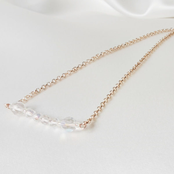 collier-mariée-simple-minimaliste-doré-rose collier de mariée minimaliste, rang de perles à facettes irisées et chaine dorée rose
