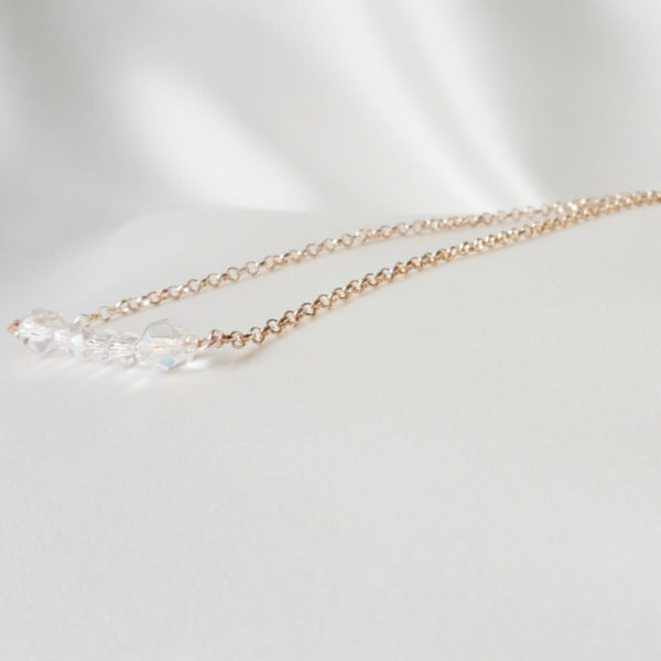 collier-mariée-simple-minimaliste-doré-rose collier de mariée minimaliste, rang de perles à facettes irisées et chaine dorée rose