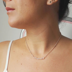 collier de mariée minimaliste, rang de perles à facettes irisées et chaine dorée rose