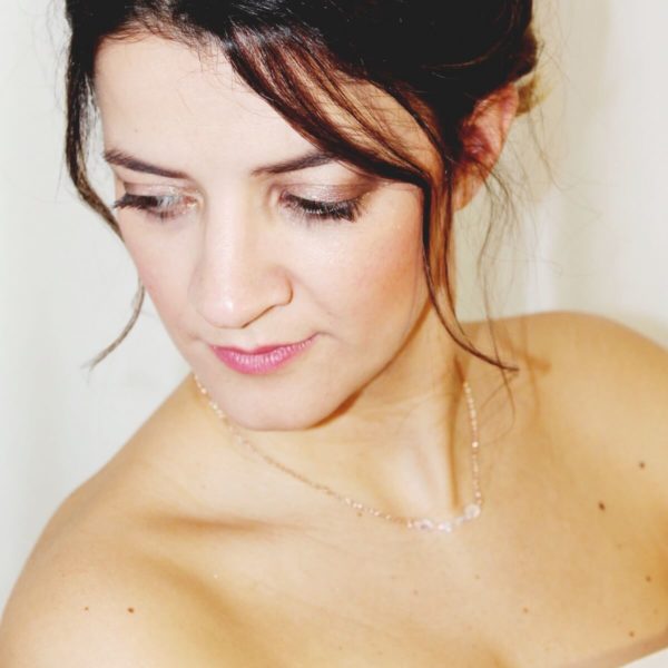 collier-mariée-simple-minimaliste-doré-rose collier de mariée minimaliste, rang de perles à facettes irisées et chaine dorée rose