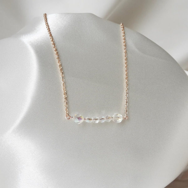 collier-mariée-simple-minimaliste-doré-rose collier de mariée minimaliste, rang de perles à facettes irisées et chaine dorée rose