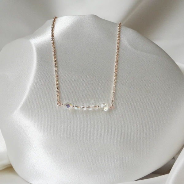 collier-mariée-simple-minimaliste-doré-rose collier de mariée minimaliste, rang de perles à facettes irisées et chaine dorée rose