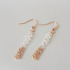 boucles-oreilles-mariée-pendantes-doré rose boucles d'oreilles de mariée minimaliste, rang de perles à facettes irisées et chaine dorée rose
