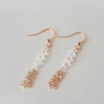 boucles d'oreilles de mariée minimaliste, rang de perles à facettes irisées et chaine dorée rose