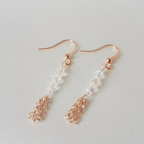 boucles-oreilles-mariée-pendantes-doré rose boucles d'oreilles de mariée minimaliste, rang de perles à facettes irisées et chaine dorée rose