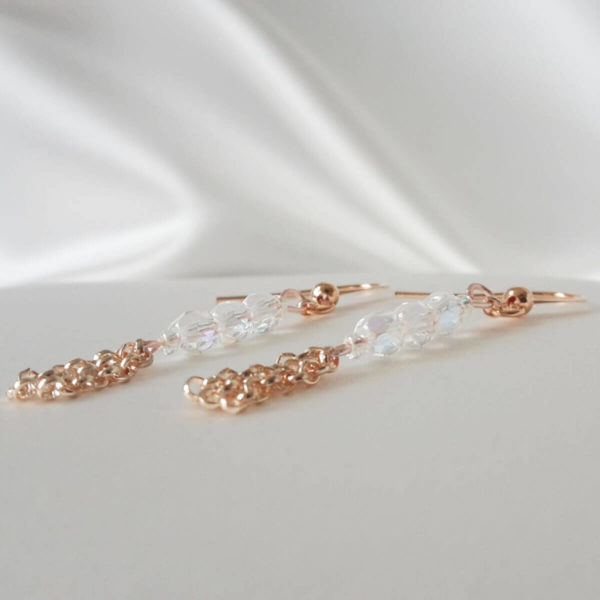 boucles-oreilles-mariée-pendantes-doré rose boucles d'oreilles de mariée minimaliste, rang de perles à facettes irisées et chaine dorée rose