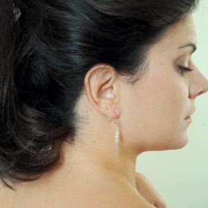 boucles d'oreilles de mariée minimaliste, rang de perles à facettes irisées et chaine dorée rose