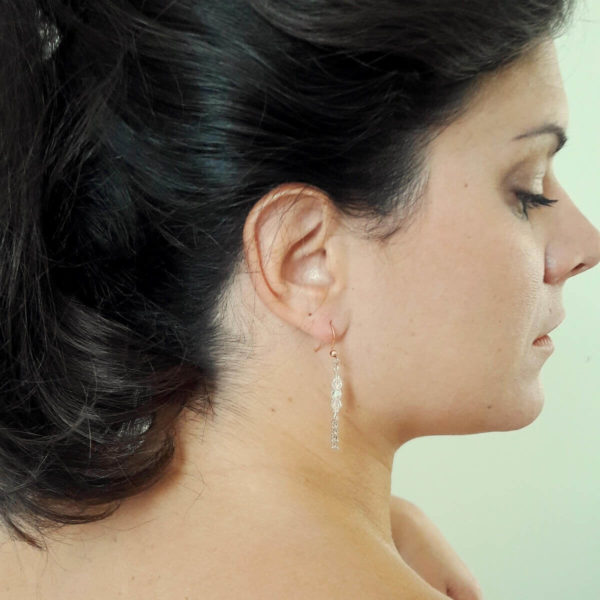 boucles-oreilles-mariée-pendantes-doré rose boucles d'oreilles de mariée minimaliste, rang de perles à facettes irisées et chaine dorée rose