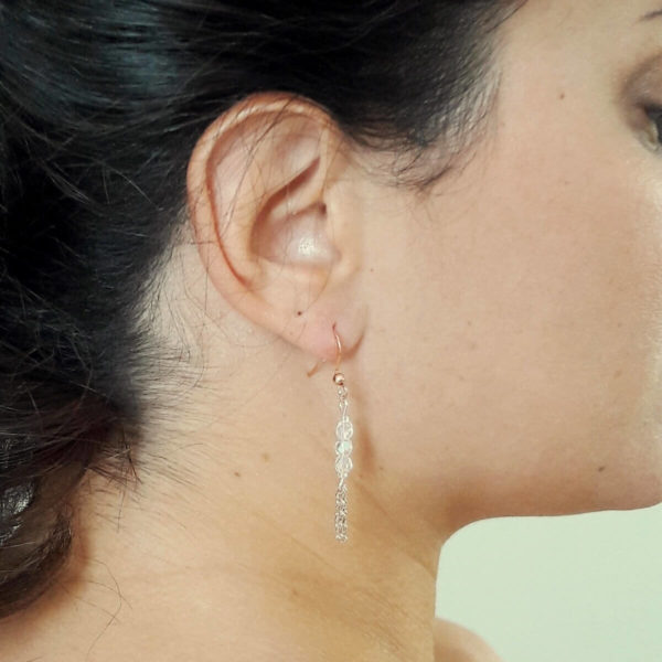 boucles-oreilles-mariée-pendantes-doré rose boucles d'oreilles de mariée minimaliste, rang de perles à facettes irisées et chaine dorée rose