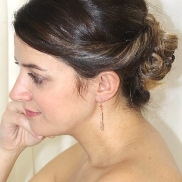 boucles-oreilles-mariée-pendantes-doré rose boucles d'oreilles de mariée minimaliste, rang de perles à facettes irisées et chaine dorée rose