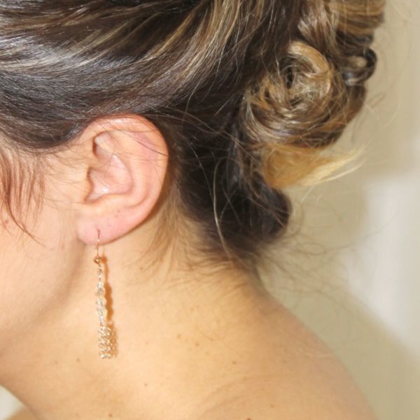 boucles-oreilles-mariée-pendantes-doré rose boucles d'oreilles de mariée minimaliste, rang de perles à facettes irisées et chaine dorée rose