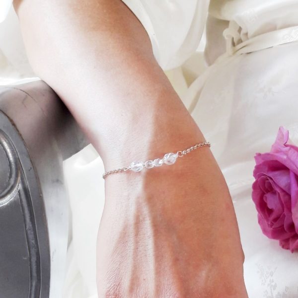 bracelet de mariée minimaliste, rang de perles à facettes irisées et chaine dorée rose