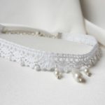 collier de mariée vintage ras de cou dentelle de coton blanc, perles nacrées et gouttes nacrées