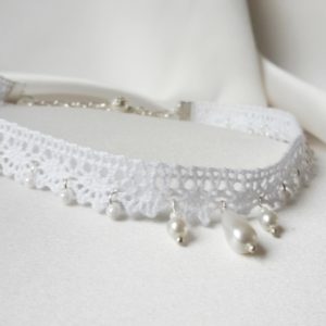 collier de mariée vintage ras de cou dentelle de coton blanc, perles nacrées et gouttes nacrées