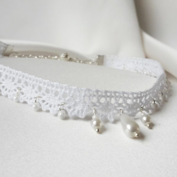 collier-mariée-dentelle-rétro-vintage collier de mariée vintage ras de cou dentelle de coton blanc, perles nacrées et gouttes nacrées