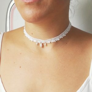 collier de mariée vintage ras de cou dentelle de coton blanc, perles nacrées et gouttes nacrées