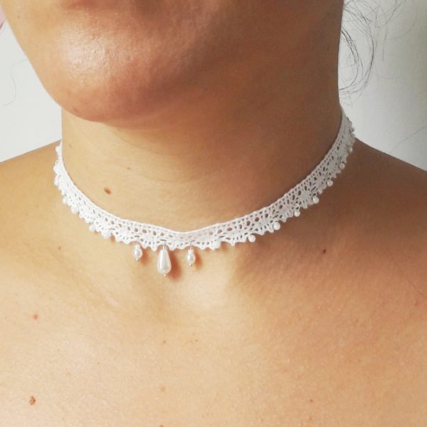 collier-mariée-dentelle-rétro-vintage collier de mariée vintage ras de cou dentelle de coton blanc, perles nacrées et gouttes nacrées