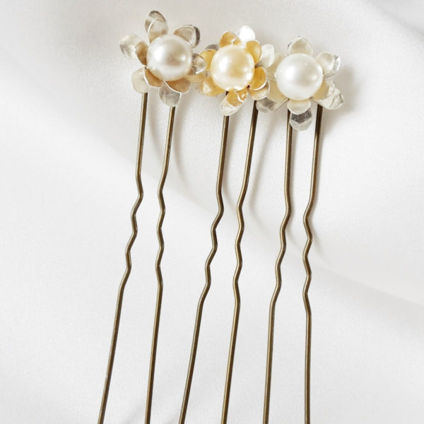 pics à cheveux pour coiffure de mariée perles de verre nacrées et fleurs argentéess