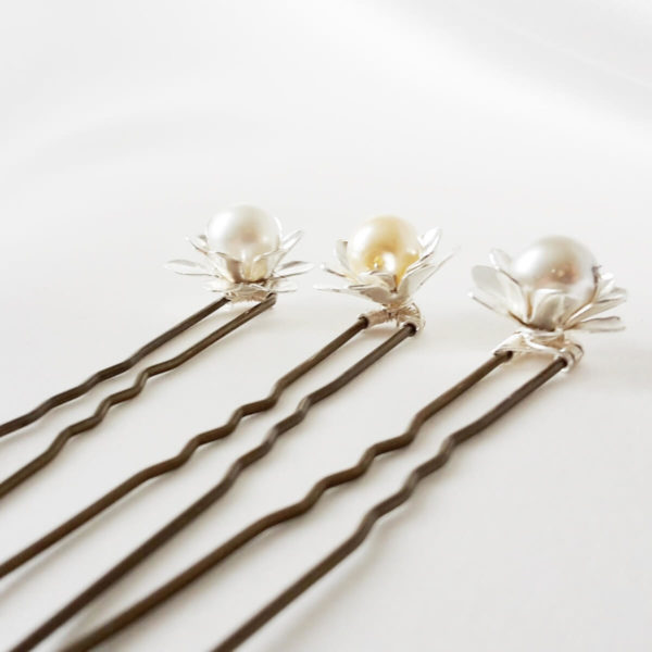 pics à cheveux pour coiffure de mariée perles de verre nacrées et fleurs argentées