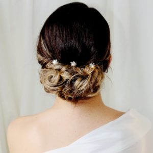 pics à cheveux pour coiffure de mariée perles de verre nacrées et fleurs argentées