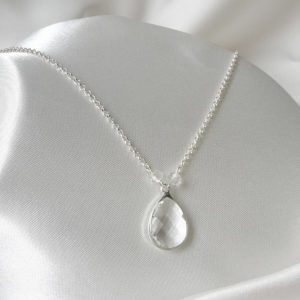 collier de mariée intemporel en goutte de verre et chaine argentée