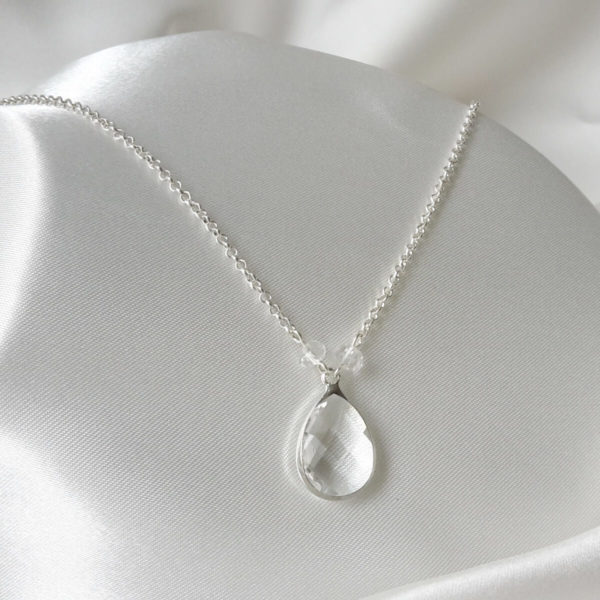 collier-mariée- minimaliste-pendentif-goutte-verre collier de mariée intemporel en goutte de verre et chaine argentée