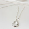collier-mariée- minimaliste-pendentif-goutte-verre collier de mariée intemporel en goutte de verre et chaine argentée