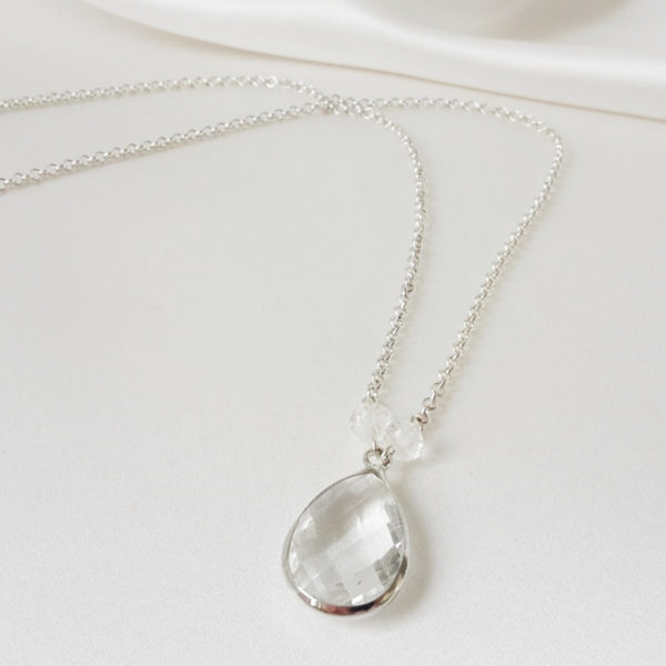 collier-mariée- minimaliste-pendentif-goutte-verre collier de mariée intemporel en goutte de verre et chaine argentée