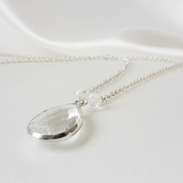 collier-mariée- minimaliste-pendentif-goutte-verre collier de mariée intemporel en goutte de verre et chaine argentée