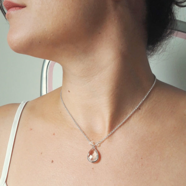 collier-mariée- minimaliste-pendentif-goutte-verre collier de mariée intemporel en goutte de verre et chaine argentée