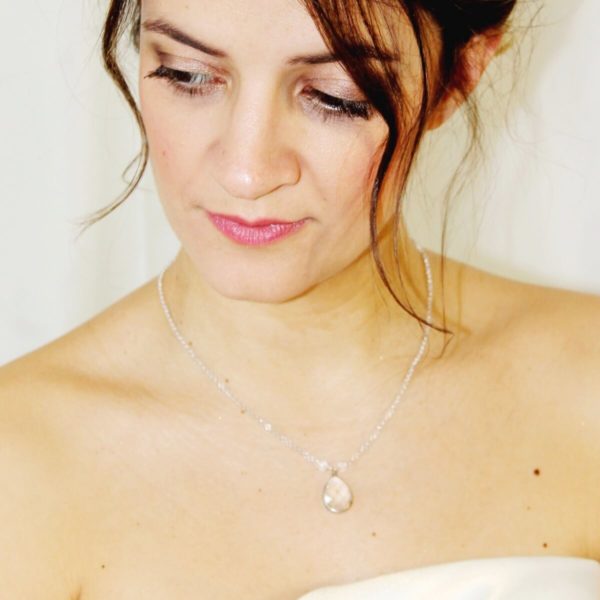 collier-mariée- minimaliste-pendentif-goutte-verre collier de mariée intemporel en goutte de verre et chaine argentée