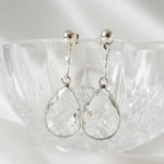 boucles d'oreilles de mariée intemporelles en goutte de verre argentée