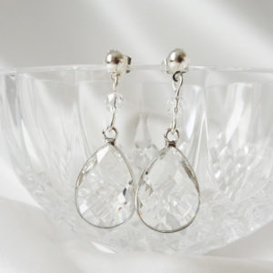 boucles d'oreilles de mariée intemporelles en goutte de verre argentée