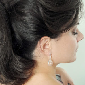 boucles d'oreilles de mariée intemporelles en goutte de verre argentée