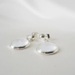 boucles d'oreilles de mariée peu pendantes, cabochon de verre et satin blanc, argenté