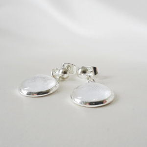 boucles d'oreilles de mariée peu pendantes, cabochon de verre et satin blanc, argenté